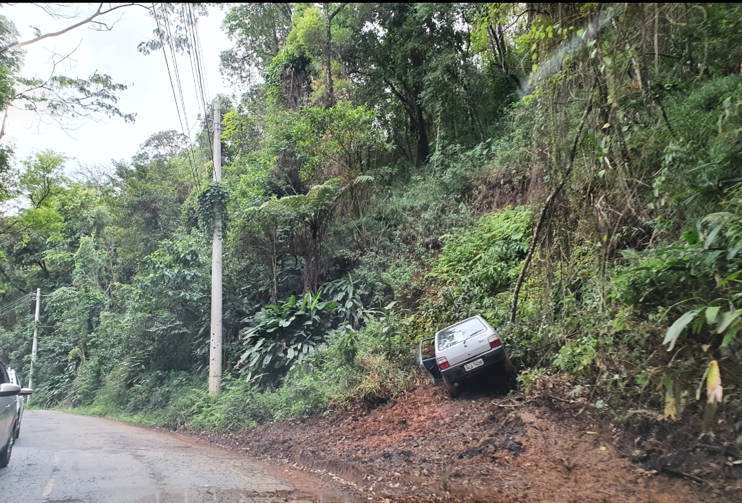 Motorista perde controle e veículo bate em barranco na Serra da Moeda