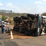 Caminhão tomba e interdita parcialmente estrada de Alberto Flores