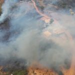 Incêndio atinge área próxima à residências no bairro Soares, em Brumadinho