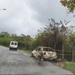 Carcaça de carro que pegou fogo continua abandonada na estrada Topo do Mundo