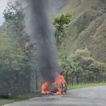 Carro pega fogo na estrada Nair Drumond, Serra da Moeda/Topo do Mundo