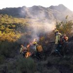 Nova ignição de incêndio na Serra da Calçada mobiliza brigadistas e bombeiros